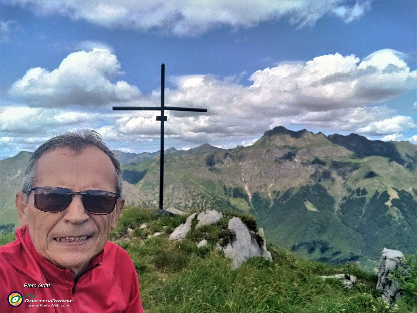 65 Alla croce di vetta della Corna Grande (2089 m) con vista sul Pizzo Tre Signori (2554 m).jpg